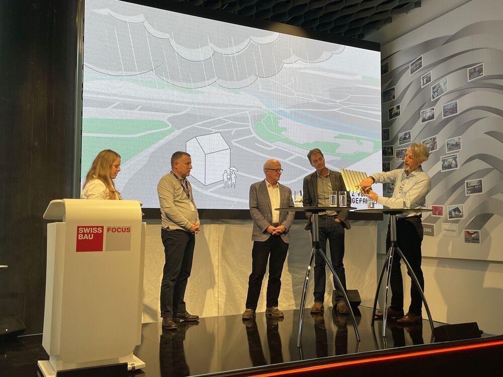 Nicole Glaus (Meteorologin und Moderatorin), Martin Jordi (Vereinigung Kantonaler Gebäudeversicherungen VKG), Ruedi Räss (p+f expert AG), David Stickelberger (Swissolar) und Markus Dürr (Montana Bausysteme AG). (Foto: Peter Warthmann)